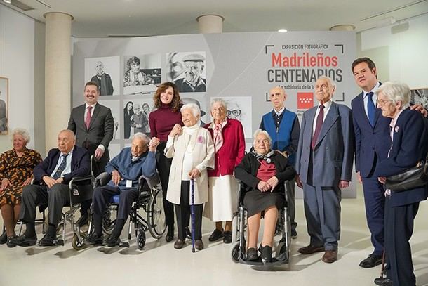 Ayuso presenta la exposición 'Madrileños centenarios' en Las Rozas