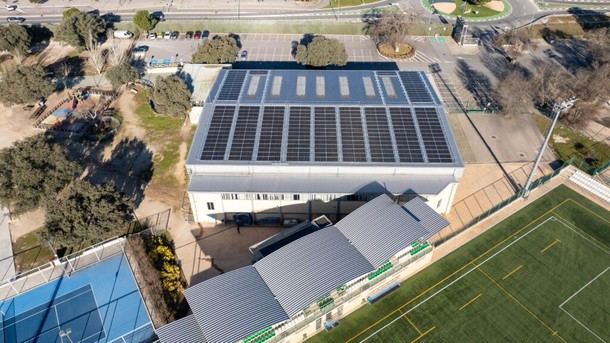 Instalación de paneles solares finalizada en el CD Ángel Nieto y la piscina municipal