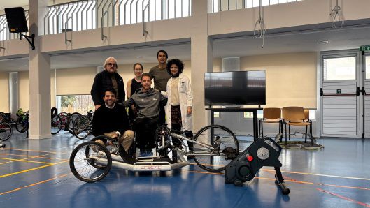 Galapagar entrega rodillo de ciclismo al Hospital de Parapléjicos