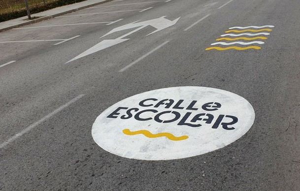 Mejoran la seguridad vial en colegios de Villanueva de la Cañada con nueva señalización