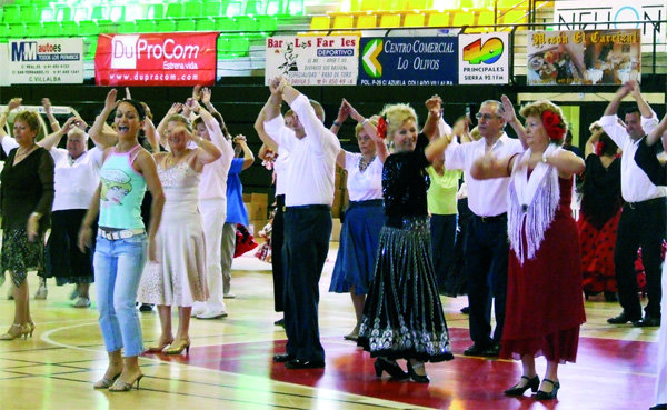 El pasado miércoles los vecinos inscritos en las actividades destinadas a los mayores celebraron su particular fin de curso con exhibiciones de baile y otras actuaciones.