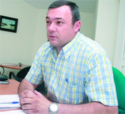 Juan José Morales, en su despacho de Urbanismo durante la entrevista concedida a ‘El Faro del Guadarrama’  (Foto: RICARDO MIGUEL PEÑA)