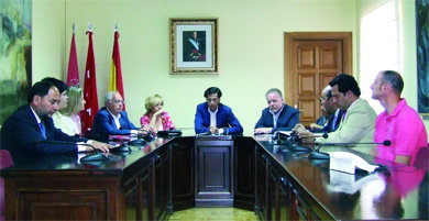 El regidor, José Ignacio Fernández Rubio (en el centro), con los ediles de su Ejecutivo  (Foto: E. P.)