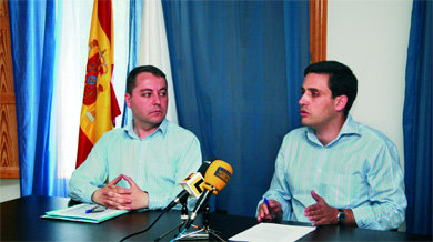 El portavoz del PP, Pablo Gómez (a la izquierda), junto al responsable de Comunicación del partido, Daniel Pérez  (Foto: R. M. PEÑA)