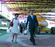 La alcaldesa y el consejero, recorriendo las instalaciones del velódromo  (Foto: RICARDO MIGUEL PEÑA)