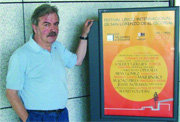 Josafat Coromina, junto a un cartel con la programación, en el vestíbulo del Teatro Auditorio de San Lorenzo (Foto: E. P.)