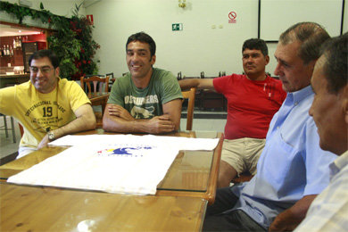 Rafa Martín, a la derecha, de azul, rodeado de varios de sus directivos en la sede  (Foto:  R. M. PEÑA)