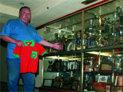 Clemente sostiene la camiseta de la peña ante la vitrina de trofeos de la sede  (Foto: RICARDO M. PEÑA)