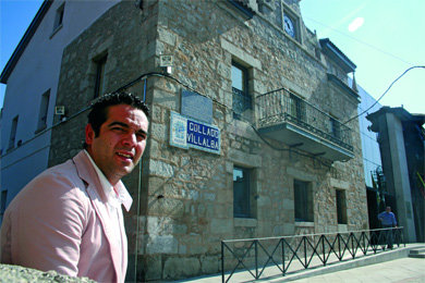 El concejal Luis García del Hueso, junto a la Casa Consistorial  (Foto: RICARDO MIGUEL PEÑA)