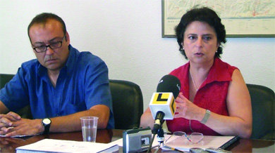 La alcaldesa, con el concejal de Activa Jorge Escobar  (Foto: E. P.)