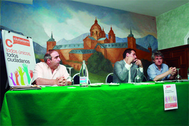 Albert Rivera, en el centro, junto a un mural del Monasterio de San Lorenzo  (Foto: RICARDO M. PEÑA)