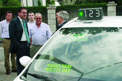 El alcalde, José Pablo González, junto a varios taxistas  (Foto: R. M. P.)