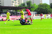 César observa la salida de Toni ante la presión de un rival, en el último Alcalá - Villalba  (Foto: CEDIDA )