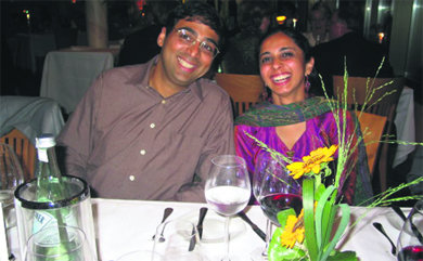 Anand, junto a su esposa Aruna, en la celebración de uno de sus títulos. La pareja lleva años residiendo en Collado Mediano  (Foto: ARCHIVO)