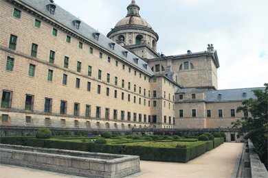 Vista del Monasterio y detalle de la portada del libro de Manuel Rincón Álvarez  (Foto: ARCHIVO)