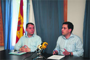 Los ediles populares Pablo Gómez y Daniel Pérez, durante una rueda de prensa  (Foto: R. M. P.)