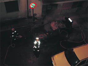 Un coche en llamas en la calle Andalucía de Villalba